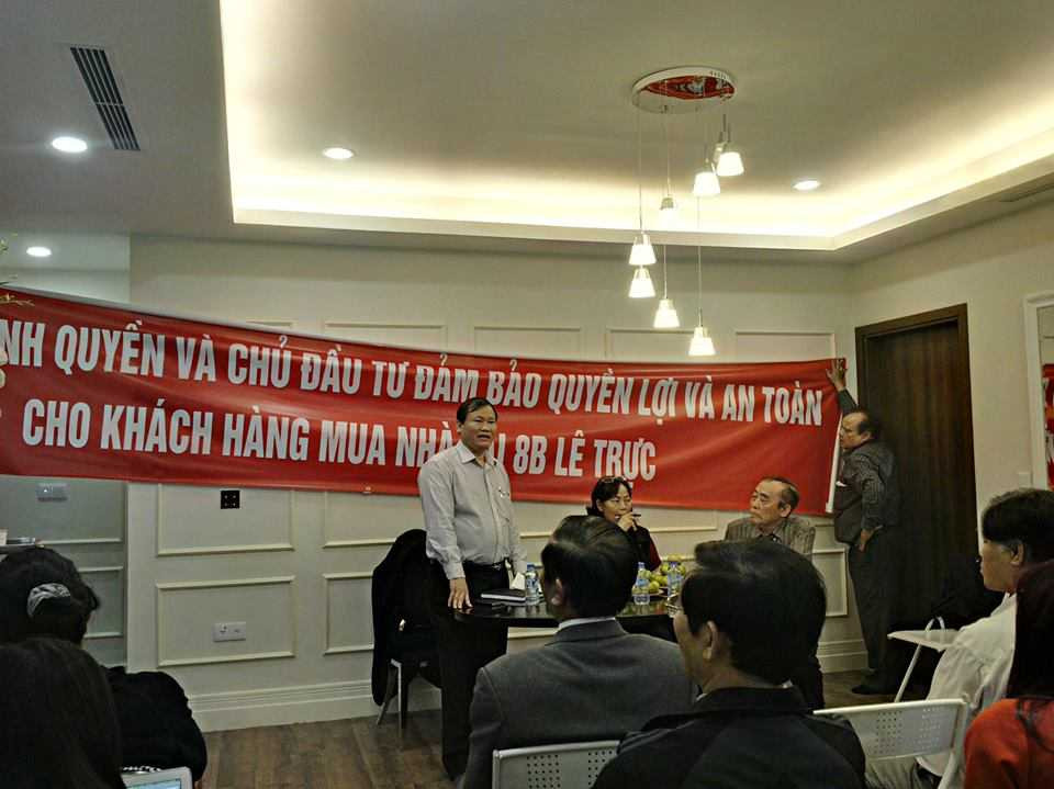 Cư dân tòa nhà 8B Lê Trực tại buổi làm việc đòi quyền lợi