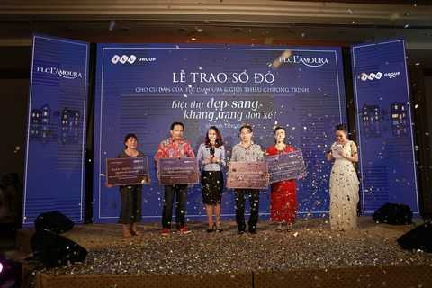 Bà Hương Trần Kiều Dung – Tổng giám đốc Tập đoàn FLC trao sổ đỏ cho các cư dân FLC L’Amoura Bà Hương Trần Kiều Dung – Tổng giám đốc Tập đoàn FLC trao sổ đỏ cho các cư dân FLC L’Amoura