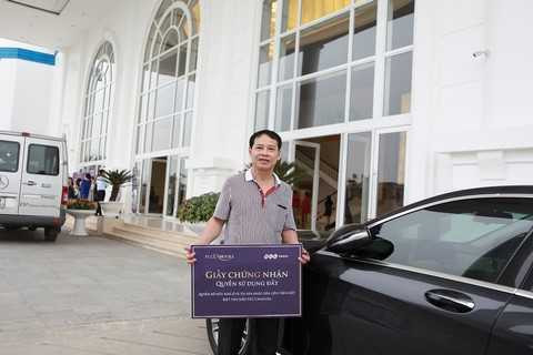 Ông Trần Xuân Đài nhận sổ đỏ căn biệt thự của gia đình Ông Trần Xuân Đài nhận sổ đỏ căn biệt thự của gia đình