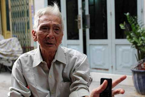 Cụ Nghinh kể lại việc bị nhóm giang hồ khủng bố. Ảnh: Duy Trần