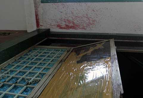 Cửa bị đập phá và dấu mắm tôm trên tường nhà ông Nghinh. Ảnh: Duy Trần