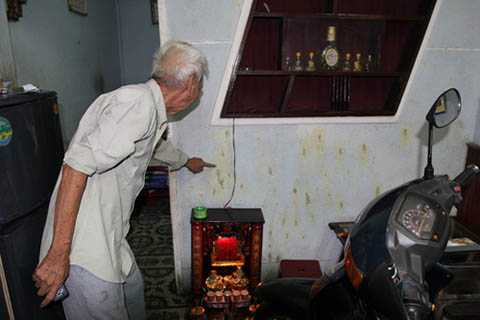 Chất dơ bẩn dính khắp căn nhà bốc mùi xú uế. Ảnh: Duy Trần