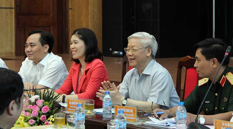 Các cử tri nêu nhiều vấn đề bức xúc cần phải giải quyết hiện nay (Ảnh: Phạm Thịnh)