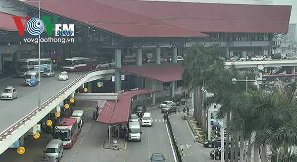 Cửa ngõ vào Hà Nội ken cứng người và xe, giao thông ùn ứ hàng km