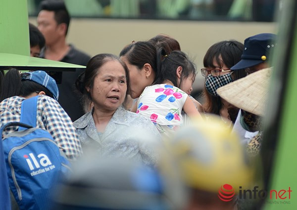 Cửa ngõ vào Hà Nội ken cứng người và xe, giao thông ùn ứ hàng km