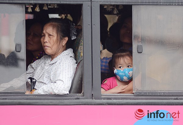 Cửa ngõ vào Hà Nội ken cứng người và xe, giao thông ùn ứ hàng km