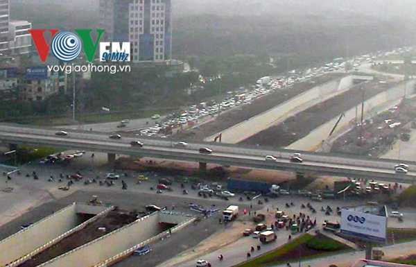 Cửa ngõ vào Hà Nội ken cứng người và xe, giao thông ùn ứ hàng km