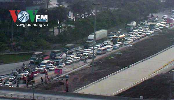 Cửa ngõ vào Hà Nội ken cứng người và xe, giao thông ùn ứ hàng km
