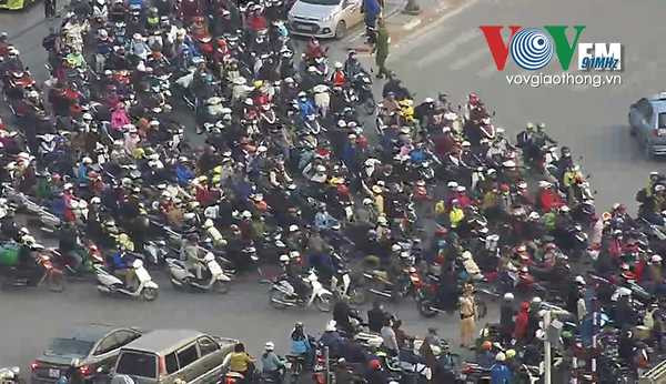 Cửa ngõ vào Hà Nội ken cứng người và xe, giao thông ùn ứ hàng km