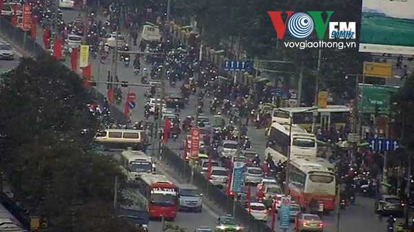 Cửa ngõ vào Hà Nội ken cứng người và xe, giao thông ùn ứ hàng km