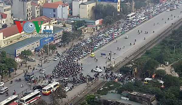 Cửa ngõ vào Hà Nội ken cứng người và xe, giao thông ùn ứ hàng km