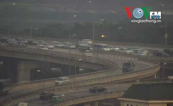 Cửa ngõ vào Hà Nội ken cứng người và xe, giao thông ùn ứ hàng km