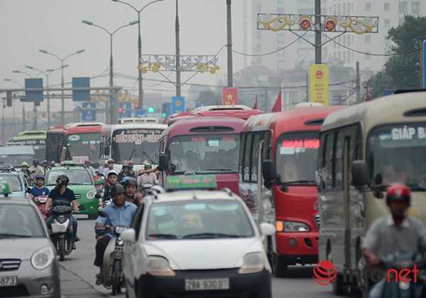 Cửa ngõ vào Hà Nội ken cứng người và xe, giao thông ùn ứ hàng km