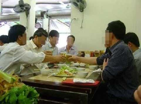 Cán bộ dùng bia rượu trong giờ hành chính Cán bộ dùng bia rượu trong giờ hành chính