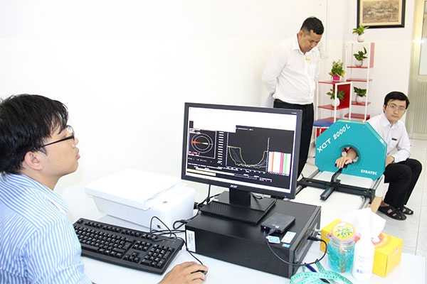 Chiếc máy pQCT đang được dùng để nghiên cứu về loãng xương tại phòng thí nghiệm của Đại học Tôn Đức Thắng