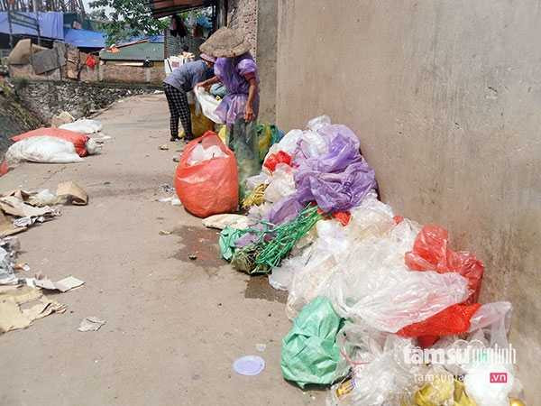 Bà Phải phân loại rác sau một ngày làm việc