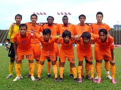 Hoàng Duy (hàng đứng, ngoài cùng bên phải) trong màu áo Prek Pra Keila