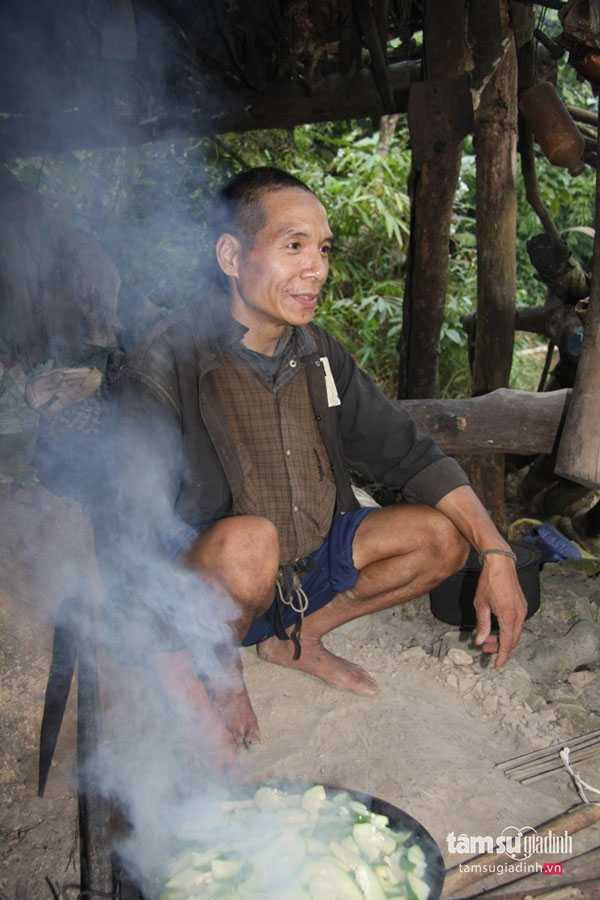 Ông Bình bên chảo đu đủ xanh mà ông ăn quanh năm