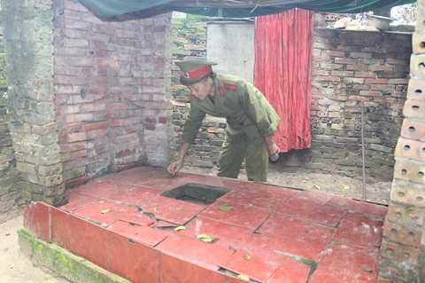 Hằng ngày bà vẫn ra thăm mỗ của những người vô danh Hằng ngày bà vẫn ra thăm mỗ của những người vô danh