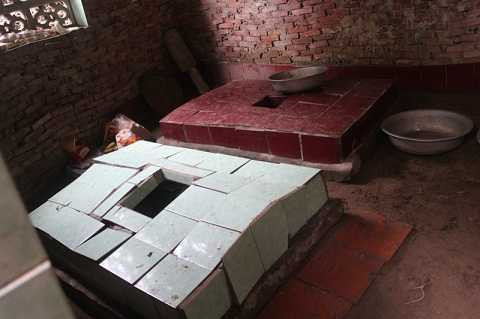 2ngôi mộ của cha mẹ được chính tay bà Huệ xây dựng 2ngôi mộ của cha mẹ được chính tay bà Huệ xây dựng