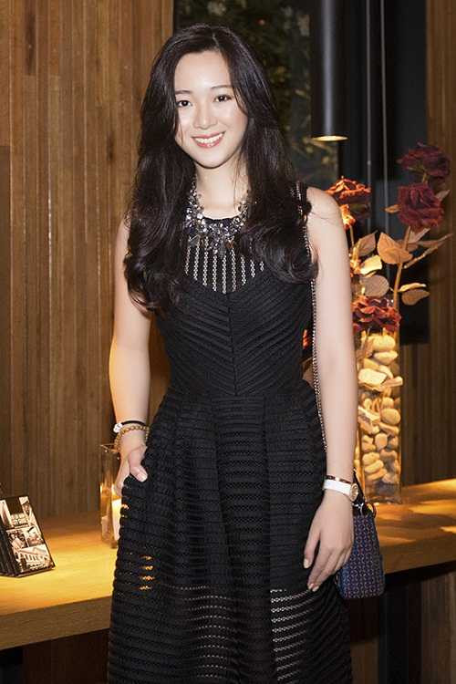 Từ 'bản sao' của mẹ, Anh Sa lột xác trở thành cô gái nhan sắc lộng lẫy và có cá tính riêng.