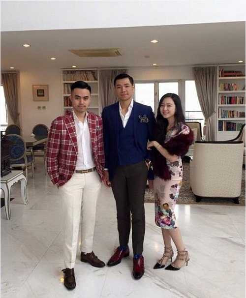 Cuộc sống vui vẻ, bình yên của Anh Sa bên cha ruột và 2 anh trai khác mẹ.