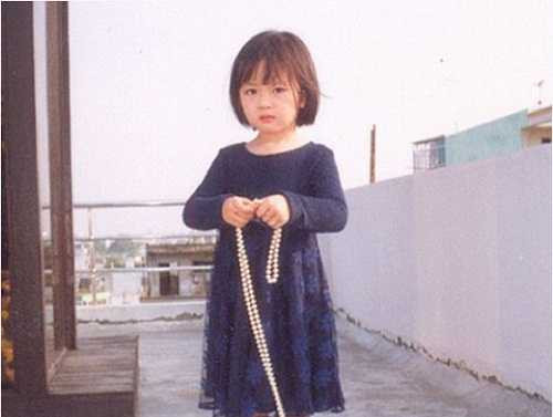 Anh Sa lớn lên trong vòng tay của mẹ, thừa hưởng nhiều nét đẹp trời phú của Giáng My.