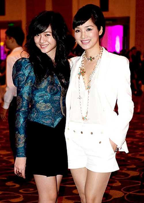 Anh Sa luôn thu hút ống kính truyền thông trong mỗi dịp xuất hiện hiếm hoi cùng mẹ.