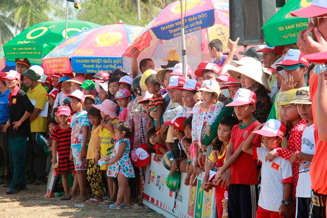 Đông đảo bà con nhân dân đến cổ vũ cho hai đội của xã Ngọc Đông và Hoà Tú 1