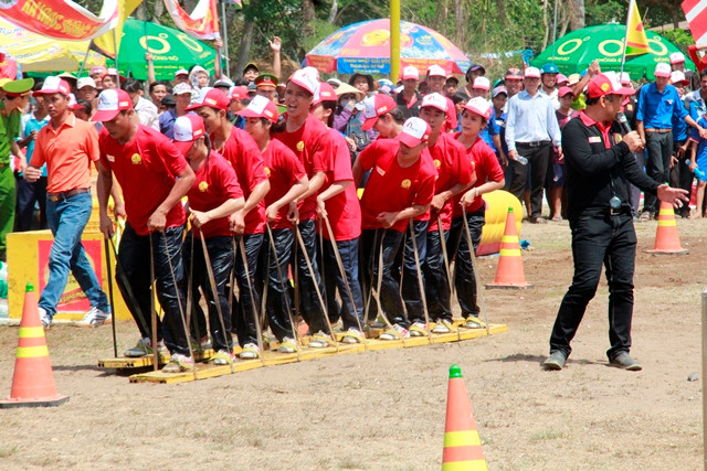 Sự quyết tâm của các thành viên xã Ngọc Đông để mang cây cầu về cho xã của mình