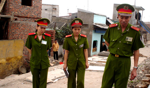 Công an Hải Phòng tuần tra ở phố đường tàu