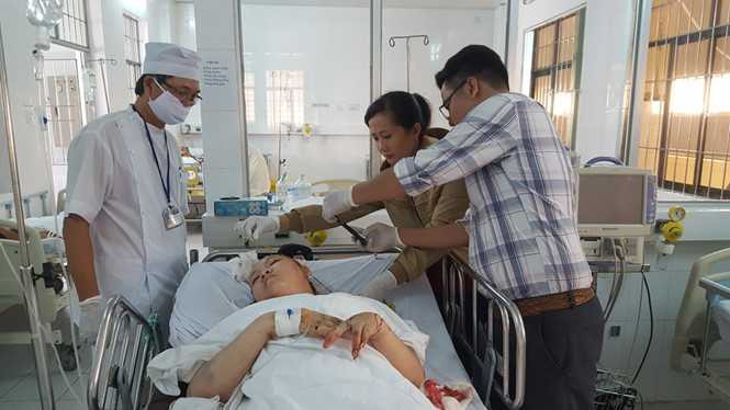 Cán bộ giám định pháp y gặp chị T. để kết luận tỉ lệ thương tật