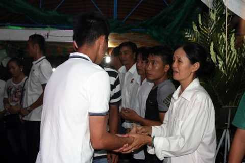 Mẹ của Phước Thọ nhận lời an ủi từ các đồng nghiệp con trai mình Mẹ của Phước Thọ nhận lời an ủi từ các đồng nghiệp con trai mình