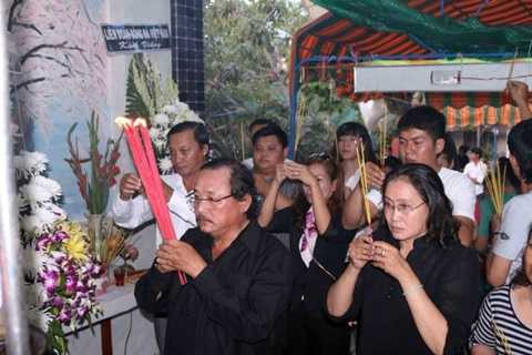 Hội CĐV Long An đến thắp nhang cho Phước Thọ Hội CĐV Long An đến thắp nhang cho Phước Thọ