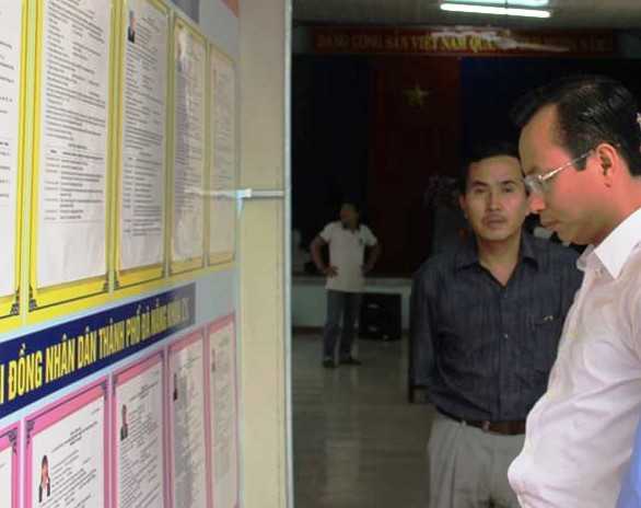 Ông Nguyễn Xuân Anh - Bí thư Thành ủy Đà Nẵng trong một lần đi kiểm tra công tác chuẩn bị cho bầu cử đại biểu Quốc hội và Hội đồng Nhân dân các cấp nhiệm kỳ 2016 - 2021 tại một tổ bầu cử trên địa bàn thành phố Đà Nẵng.