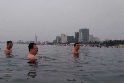 Các cán bộ Đà Nẵng tắm biển trong sáng 30/4 Các cán bộ Đà Nẵng tắm biển trong sáng 30/4