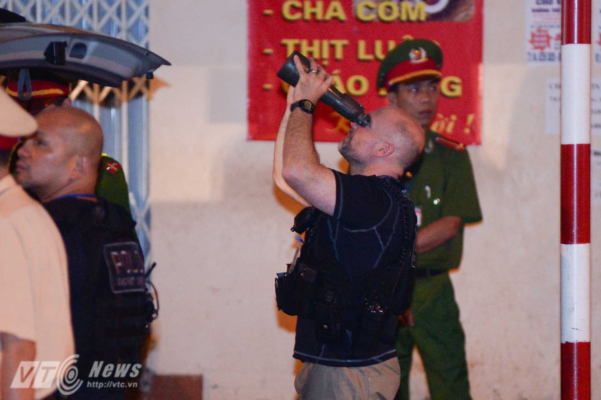 Các tòa nhà cao tầng có cửa sổ quanh quán ăn được quan sát liên tục - Ảnh: Tùng Đinh