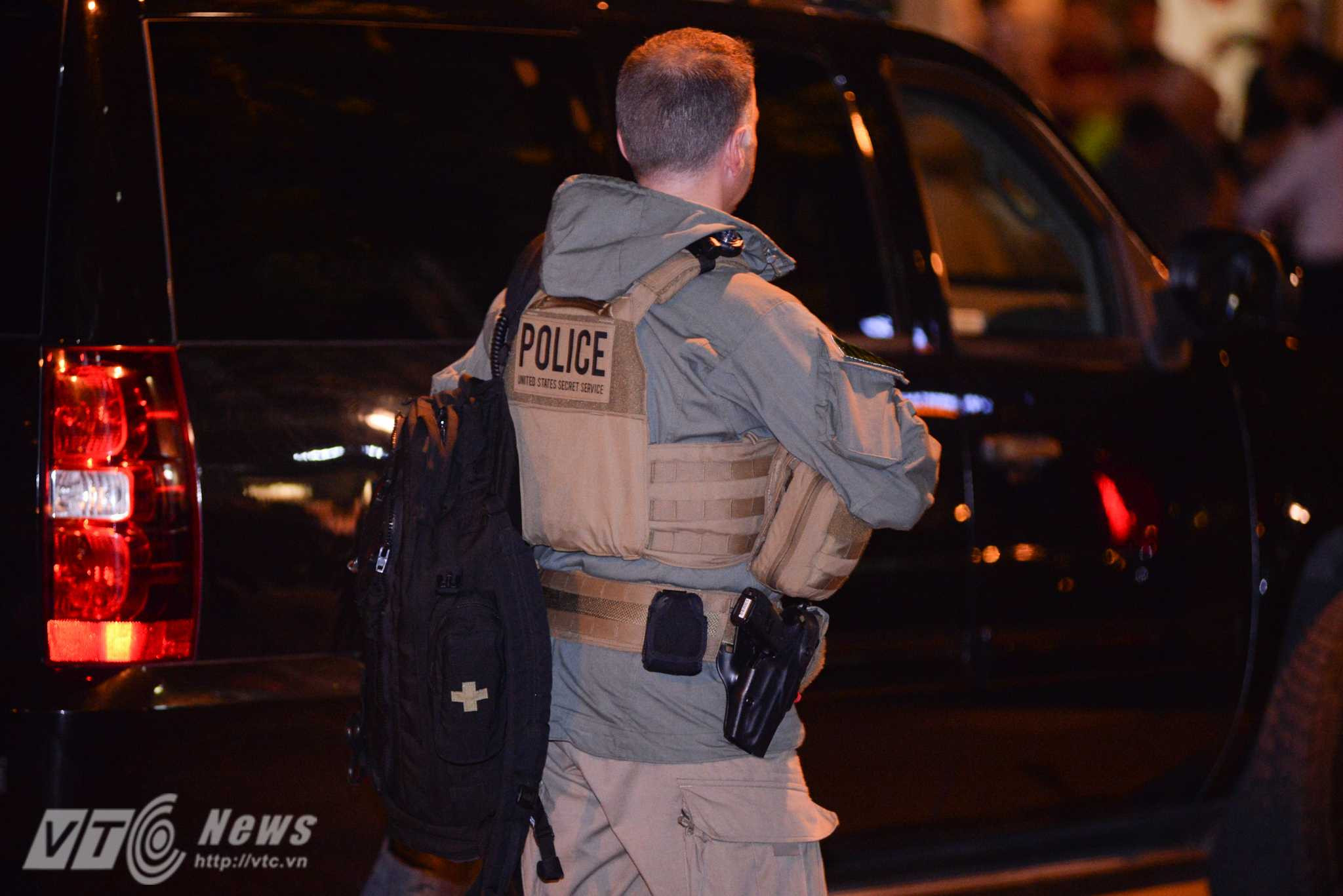 Cảnh sát vũ trang Mỹ quan sát bên ngoài quán ăn - Ảnh: Tùng Đinh