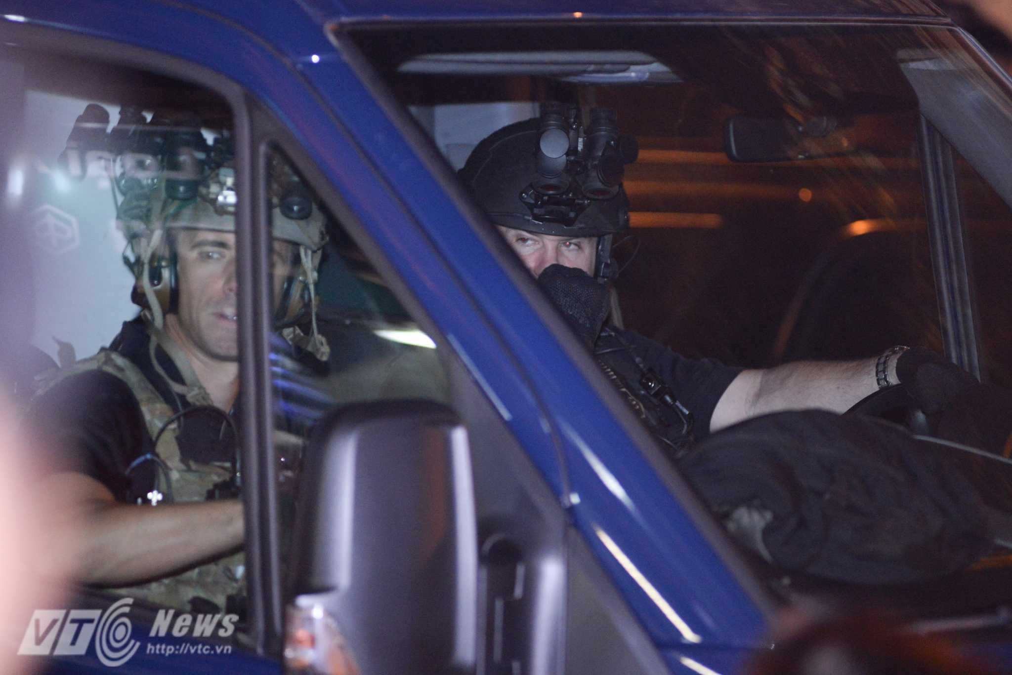 Đặc nhiệm vũ trang với kính nhìn đêm ngồi sẵn trong xe chuyên dụng - Ảnh: Tùng Đinh