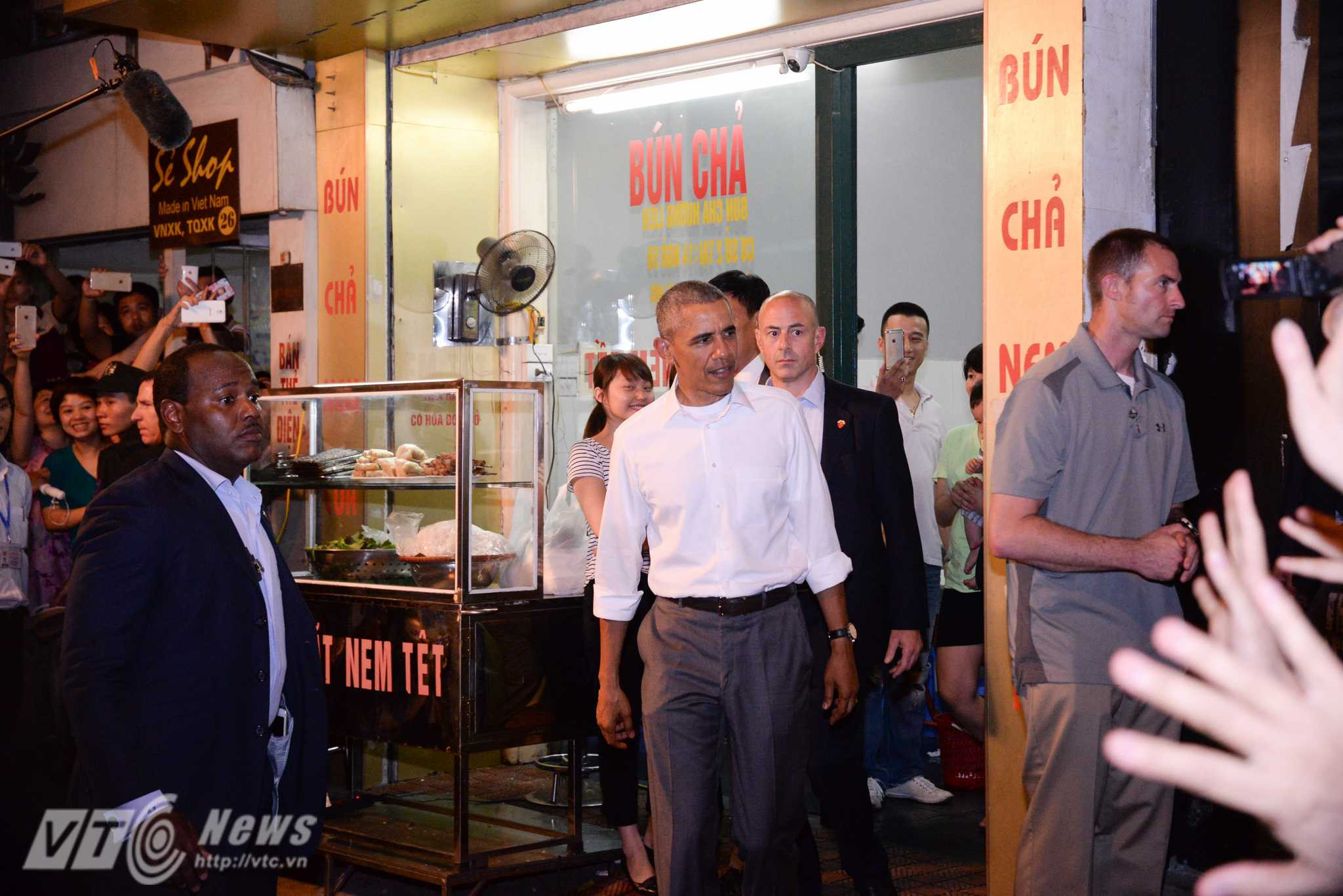 Khi Tổng thống bước ra khỏi quán, lực lượng mật vụ đã sẵn sàng bảo vệ an ninh - Ảnh: Tùng Đinh