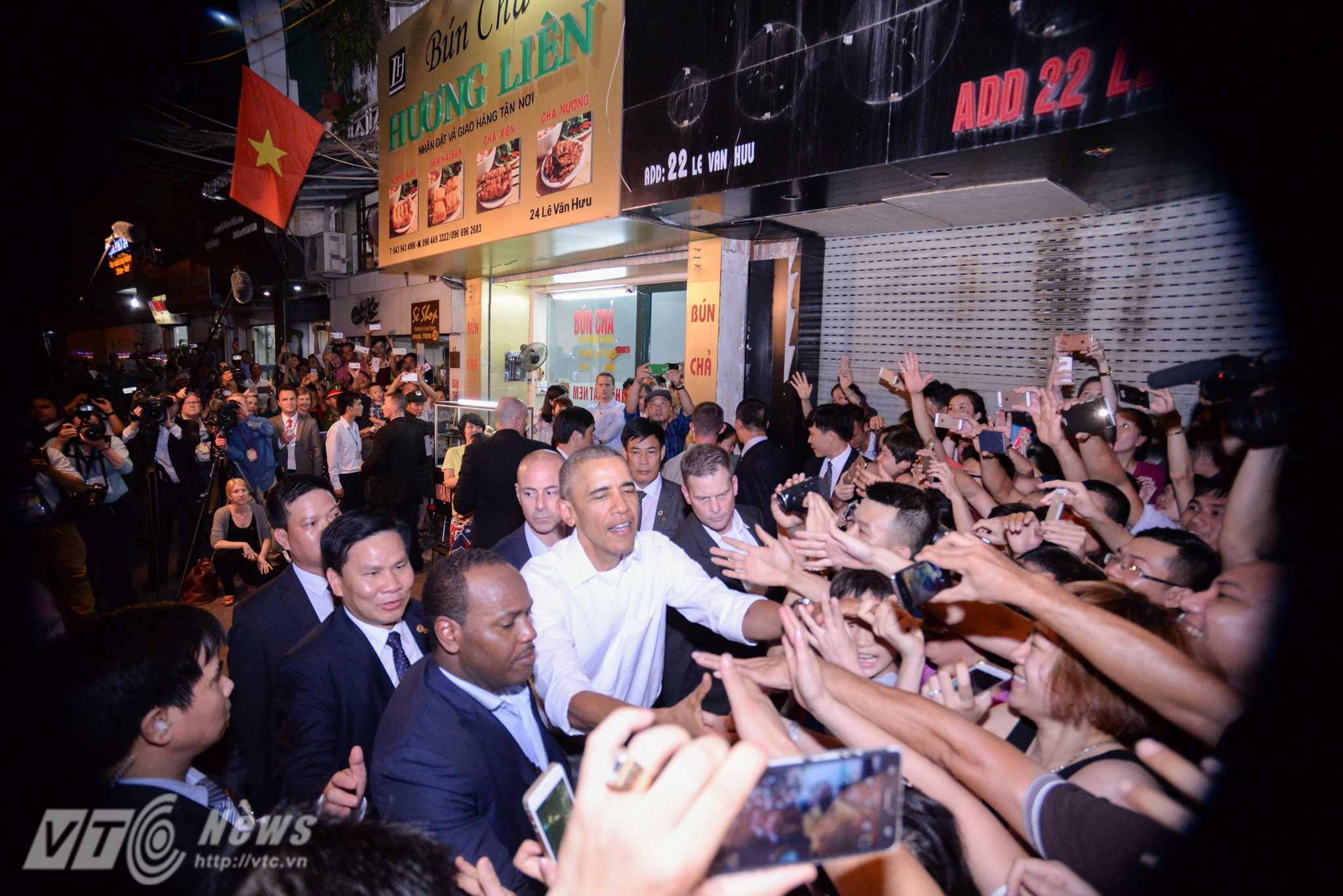 Mật vụ Mỹ làm việc khi ông Obama vui vẻ tiếp xúc người dân trong khu vực - Ảnh: Tùng Đinh