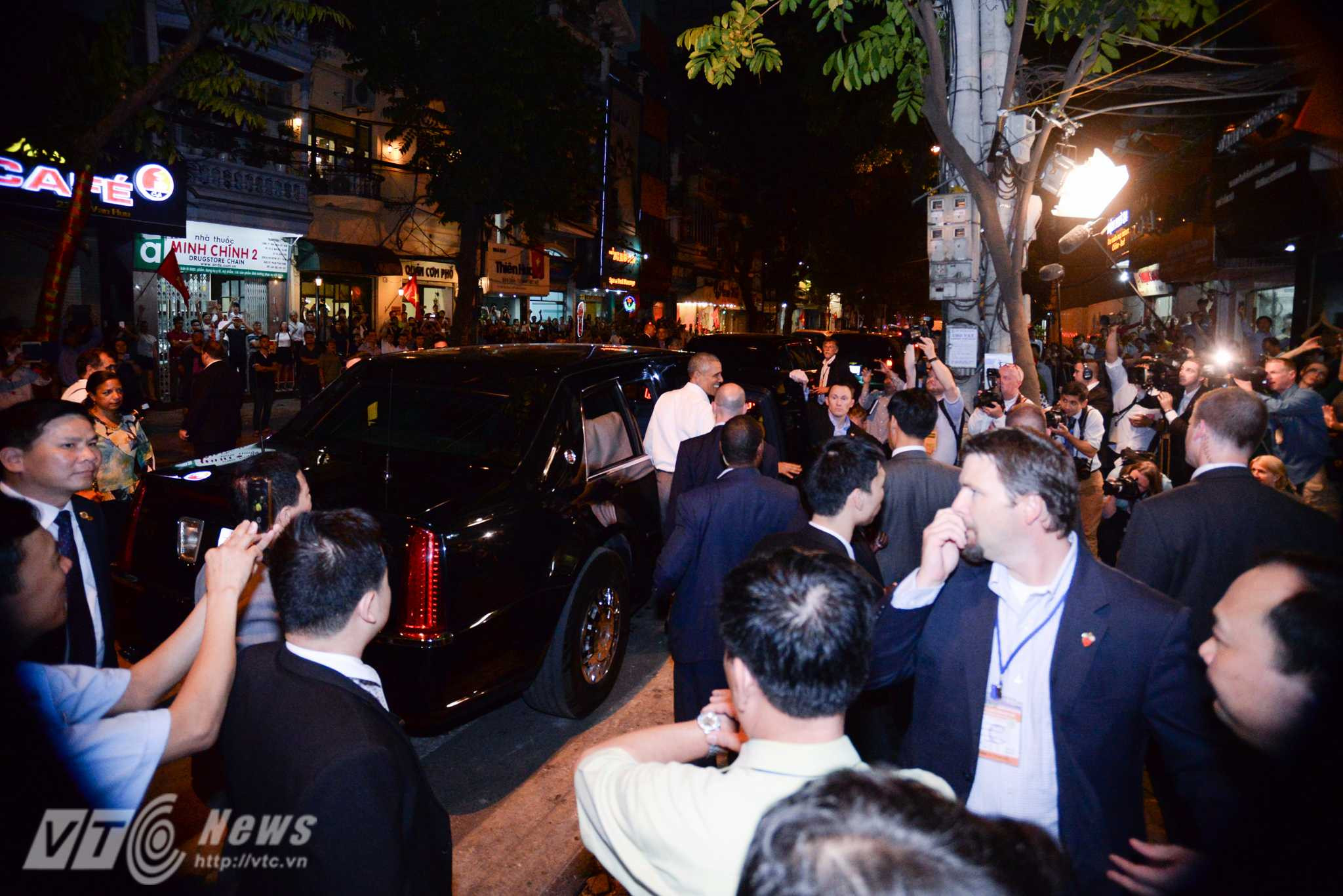 Và họ tiếp tục công việc của mình cho đến khi Tổng thống Obam bước vào The Beast - Ảnh: Tùng Đinh