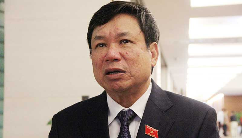 Đại biểu Lê Nam chia sẻ với báo chí bên hành lang Quốc hội (Ảnh: Phạm Thịnh)