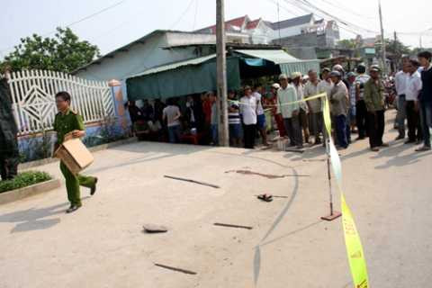 Mã tấu và vết máu tại hiện trường. Ảnh: Tiến Hùng. Mã tấu và vết máu tại hiện trường. Ảnh: Tiến Hùng.