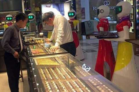 Đại gia Trung Quốc đi mua sắm tại một tiệm vàng với 8 robot giúp việc.