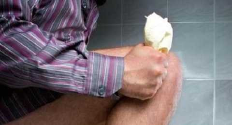 Đại tiện ra máu tươi có thể do mắc ung thư trực tràng