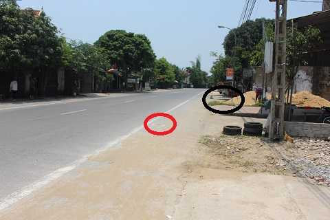 Khu vực khoanh tròn màu đen ngay tại đống cát là nơi 5 nạn nhân đứng trước khi tai nạn xảy ra, khu vực vòng tròn đỏ là vệt máu của nạn nhân bị đẩy khoảng 15m và tử vong tại chỗ.