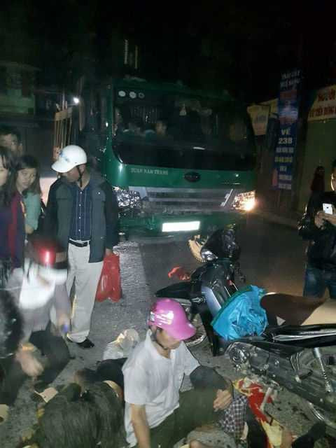 Đâm người nằm la liệt, lái xe bỏ chạy để 3 đứa trẻ ngơ ngác trên cabin