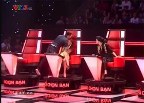 Mr. Đàm hôn lên trán Mỹ Tâm ngay trên sóng truyền hình.