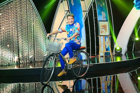 Đàm Vĩnh Hưng đi xe đạp như cậu bé hát Lời tỏ tình của mùa xuân.